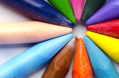 crayons de couleur pointés vers un objectif commun